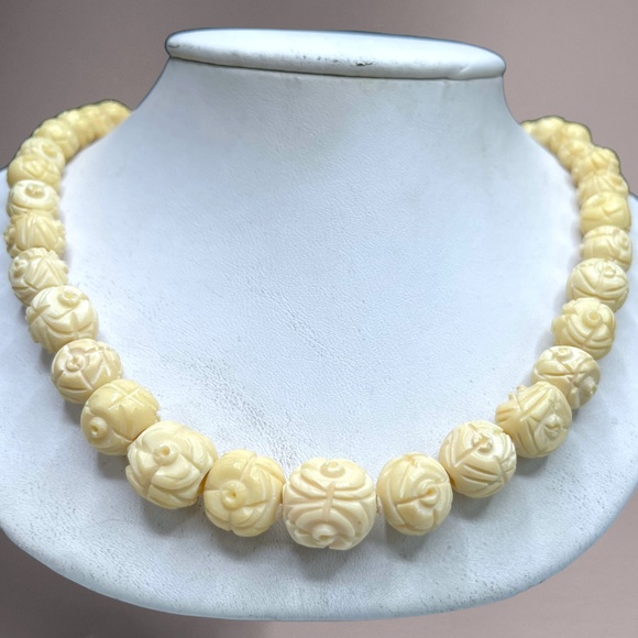 Vintage Carved Horn Necklace - Picture 7 of 13
